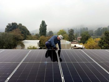 Técnico HUSAN fijando panel solar