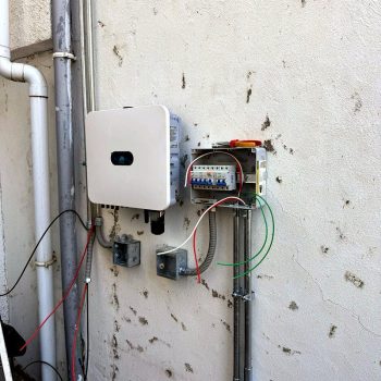 Técnico HUSAN evaluando techo para instalación
